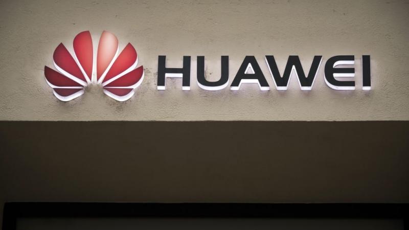 Huawei logo at entry to Paris store in 2019