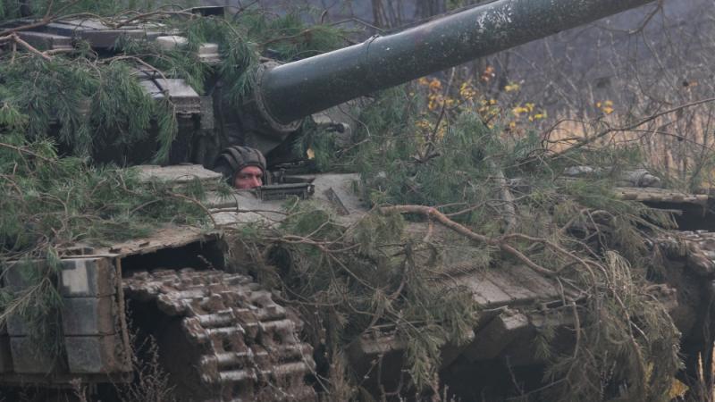 An American soldier helps train Ukrainian military