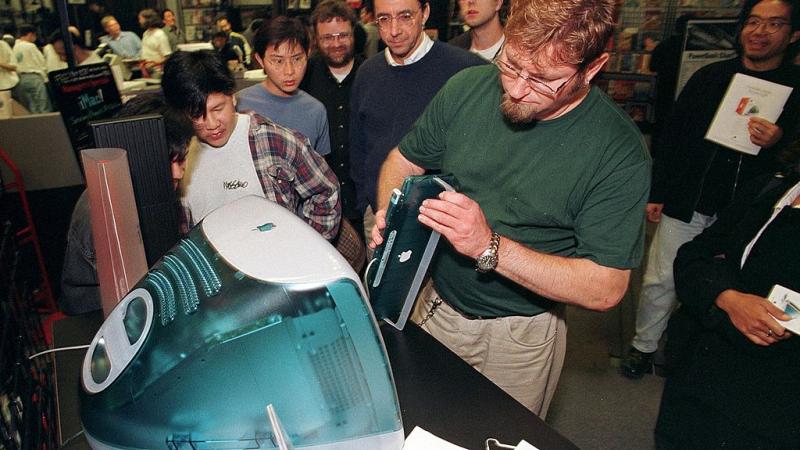 Consumers ogle a newly revealed Bondi Blue iMac, August 1998