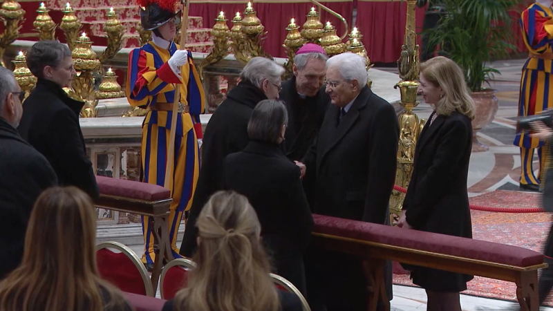 Sergio Mattarella and Giorgia Meloni pay respects to Pope Benedict