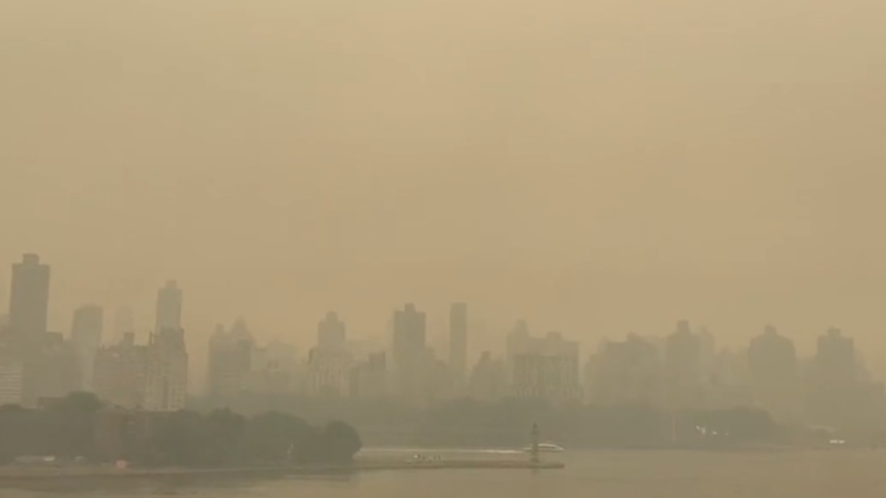 Dense wildfire smoke envelopes Manhattan cityscape