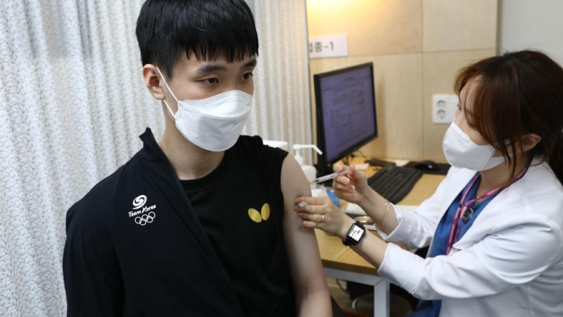 South Korean gets COVID vaccine