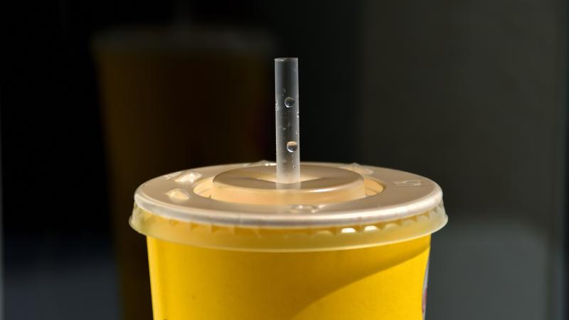 Single-use cup, plastic, straw
