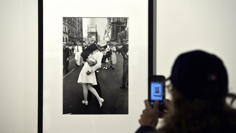 V-J Day in Times Square, by Alfred Eisenstaedt, New York City, 1945, Visitor, April 30, 2013, Rome