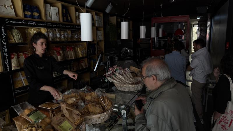 Customers are faced with powerless food stands during a nationwide power outage on April 28, 2025 in Barcelona, Spain.