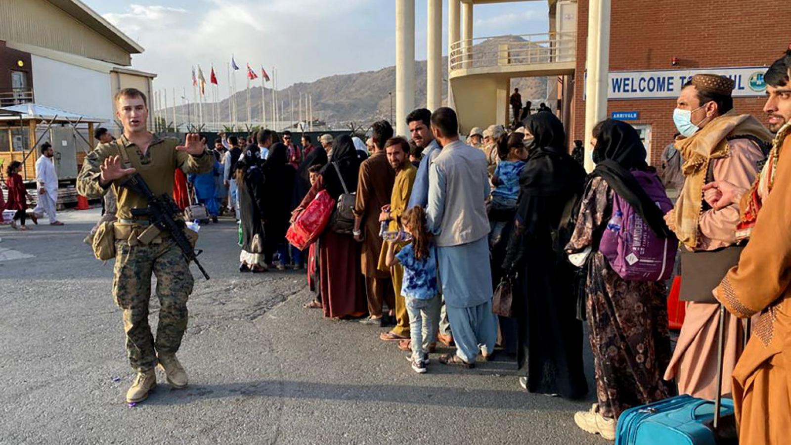 Afghans line up to leave the country from Kabul