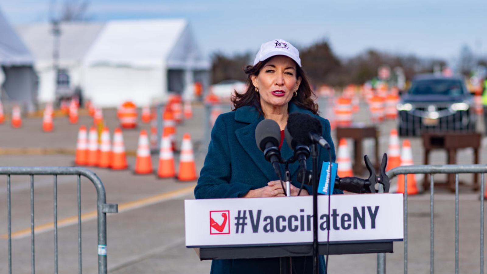 Kathy Hochul at vaccination site