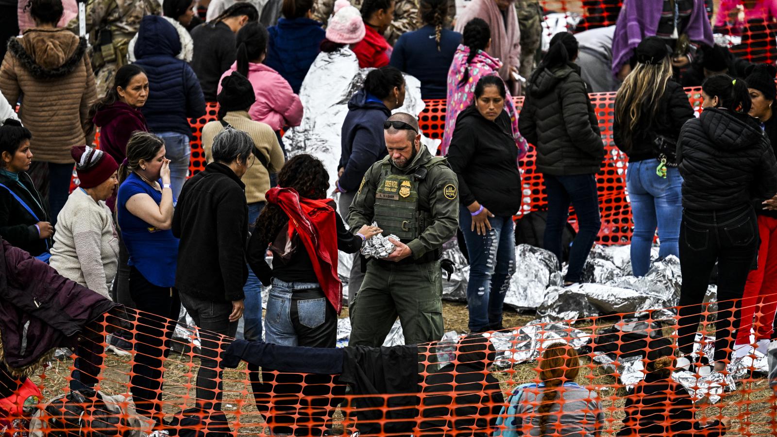 Illegal immigrants, CBP, Eagle Pass, Texas, Dec. 22, 2023