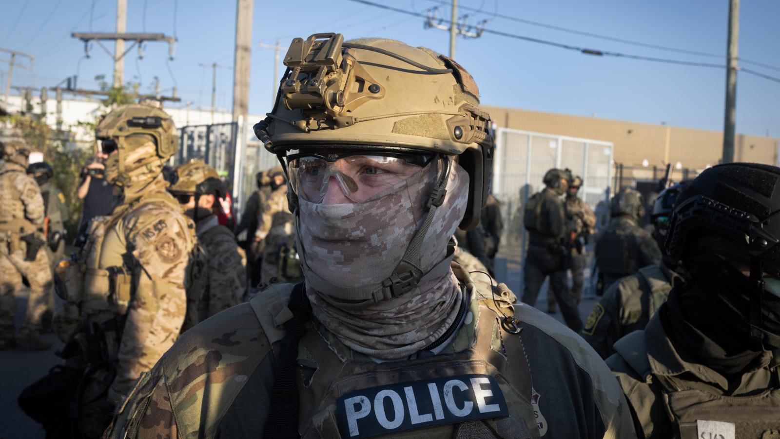 BROADVIEW, ILLINOIS - SEPTEMBER 27: Federal law enforcement agents confront demonstrators protesting outside of an immigrant processing center on September 27, 2025 in Broadview, Illinois. The demonstrators were protesting a recent surge in ICE apprehensions in the Chicago area, part of a push by the Trump administration dubbed Operation Midway Blitz.